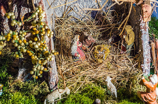雕像圣诞节基督诞生场景祝福维珍玛丽圣约瑟夫看神圣的孩子耶稣吃稻草驴气候变暖空气