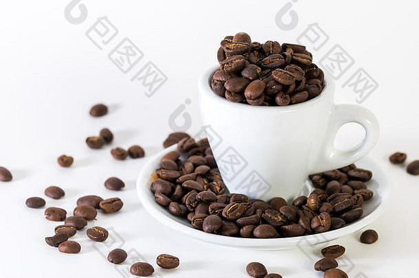 咖啡浓缩咖啡杯和茶托，咖啡豆和清晰的白色背景