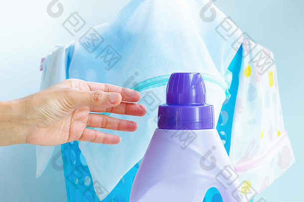 女士手用液体洗衣软化剂洗涤剂洗衣布