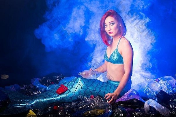 梦幻美人鱼在深海惊呆了，因为海水污染。塑料水瓶和塑料袋污染海底。环境问题。