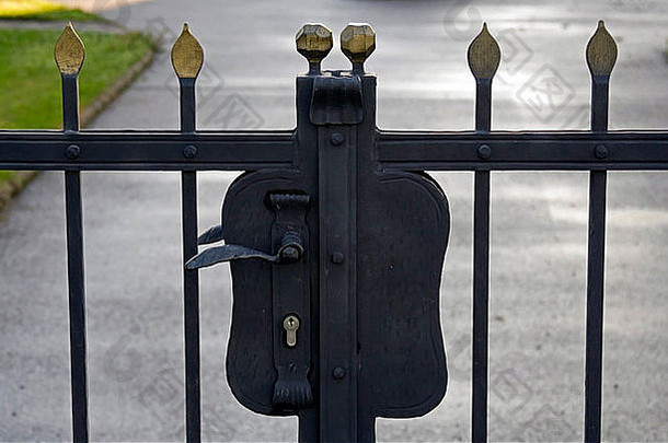 前院的铁栅栏有锁和把手。