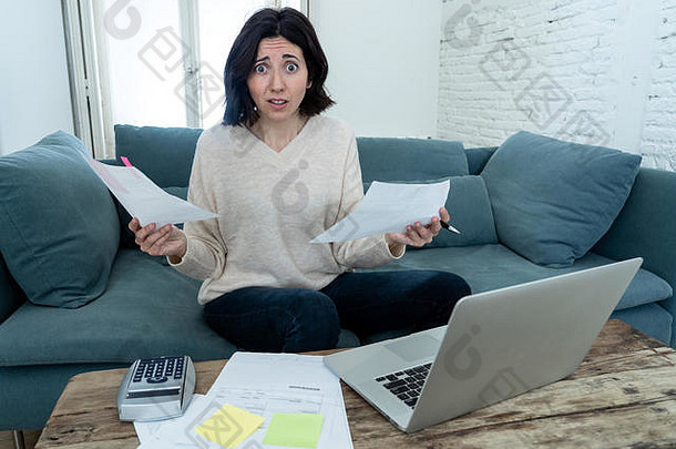 忧心忡忡、绝望的女人在笔记本电脑上记录家庭和商业财务，承受着太多的债务和<strong>开支</strong>。在网上银行，支付账单