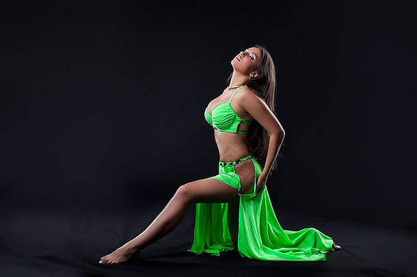 美年轻的女人跳舞绿色面纱阿拉伯语东方风格服装