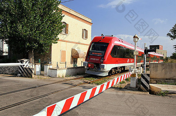 意大利火车水平穿越小镇。切利messapica