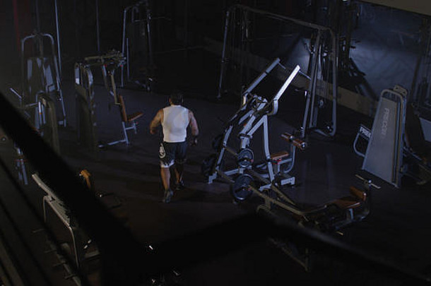 运动员运动员健美运动员火车健身房英俊的肌肉发达的体育男人。健身俱乐部前视图战斗机