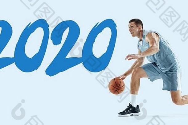 2020<strong>年会</strong>议。年轻的白人篮球运动员在运动中，在<strong>蓝色</strong>背景上孤立地跳跃。运动、运动、活力和健康生活方式的概念。训练广告传单。