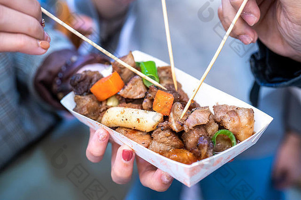 韩国传统市场上的油炸黑猪肉，美味的韩国美食，胡萝卜和葱，特写，空间