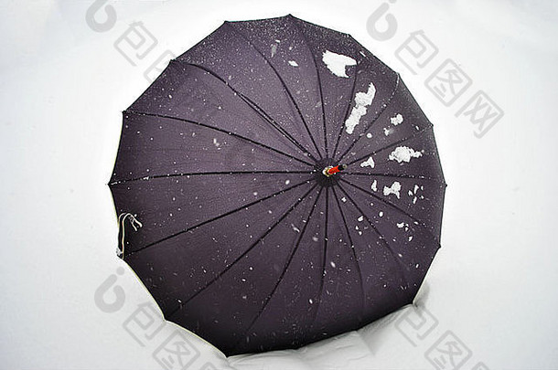白雪中的雨伞