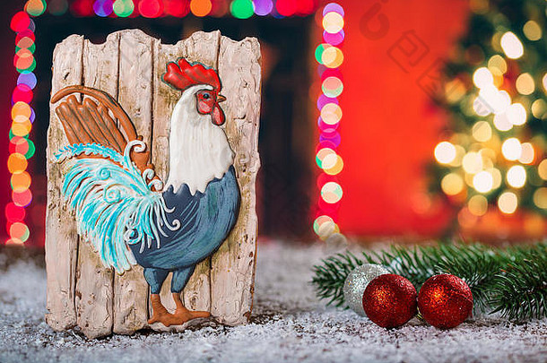 美丽的圣诞背景和姜饼公鸡-模糊背景客厅圣诞树上<strong>新年</strong>的象征