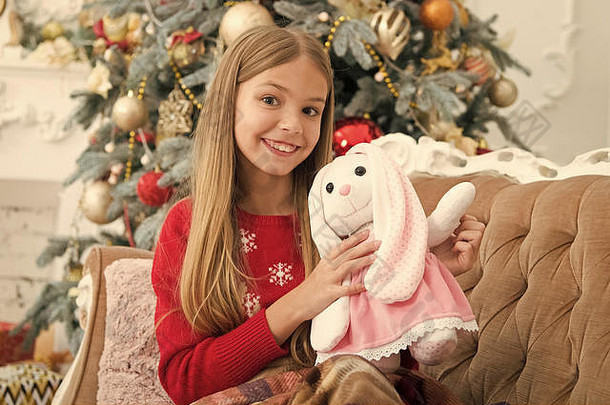超级有趣的玩小孩子快乐微笑现在女孩可爱的兔子圣诞节树小女孩持有兔子<strong>玩具</strong>孩子玩软<strong>玩具</strong>圣诞节<strong>玩具</strong>