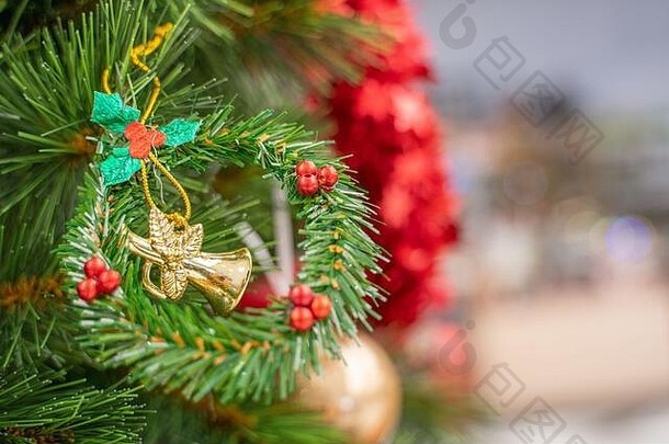 模糊背景上装饰的圣诞树