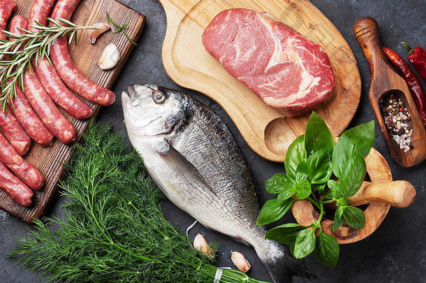 香肠、鱼、肉和烹饪配料。石桌俯视图
