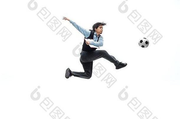 穿着工作服的男人踢足球或在白色背景上踢球，就像职业球员一样。商人跳球时的不寻常表情。<strong>运动</strong>、健康的生活方式、创造力。