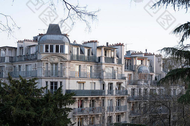 <strong>巴黎建筑</strong>物的屋顶、正面、阳台和烟囱