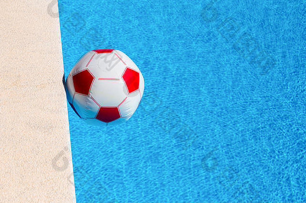 红白海滩球浮动蓝色的游泳池
