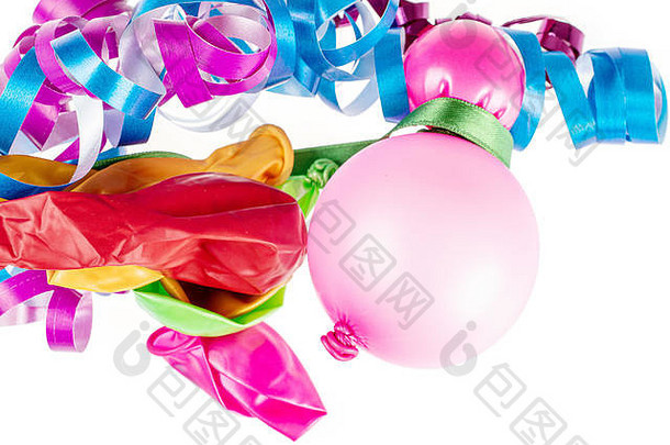 很多乳胶柔和的气球粉红色的丝带蓝色的丝带平铺孤立的白色背景