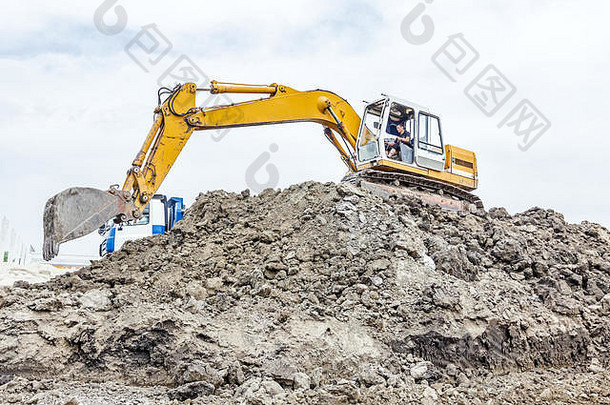 黄色的挖掘机使桩土壤拉地面堆建设网站<strong>项目</strong>进步
