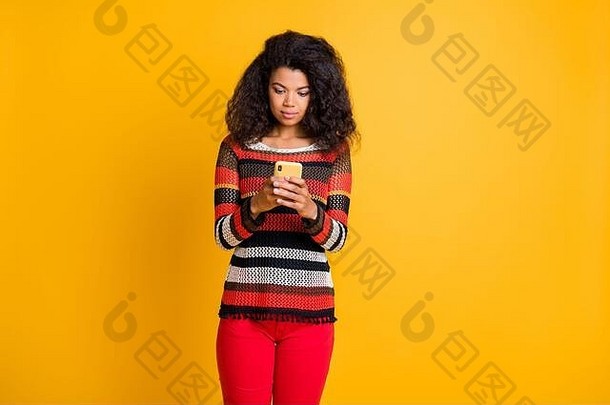 肖像集中非洲式发型美国女孩手机聊天写博客阅读饲料新闻穿休闲风格跳投红色的裤子裤子