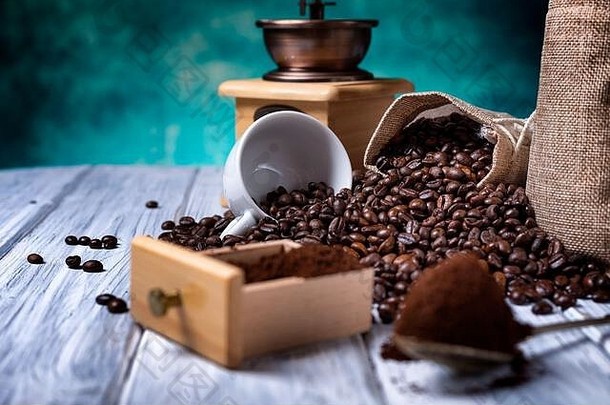 咖啡种子勺子黄麻袋填满咖啡咖啡磨床