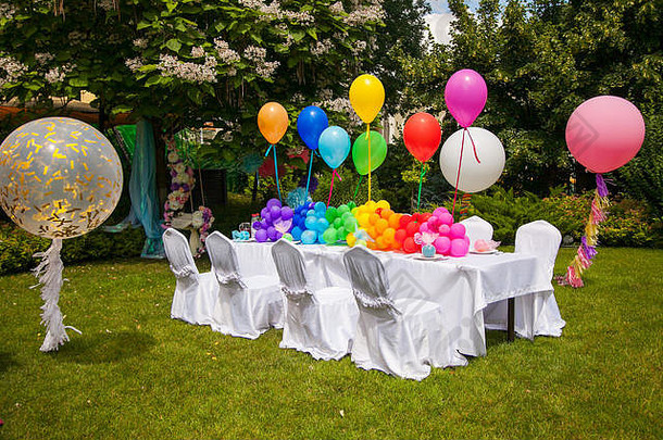 彩虹气球生日桌。在公园里过暑假。
