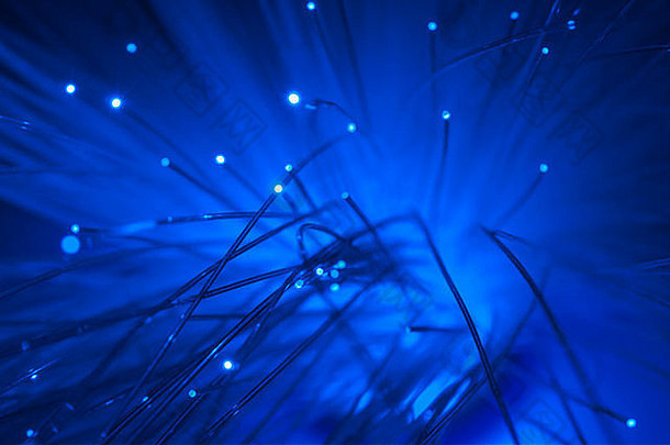光纤电缆的光纤。互联网技术。蓝色