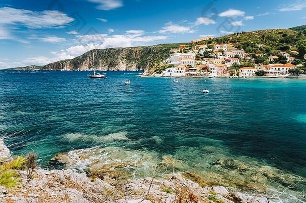 美丽的阿索斯小镇位于凯法隆尼亚岛上。希腊的<strong>暑假季</strong>节