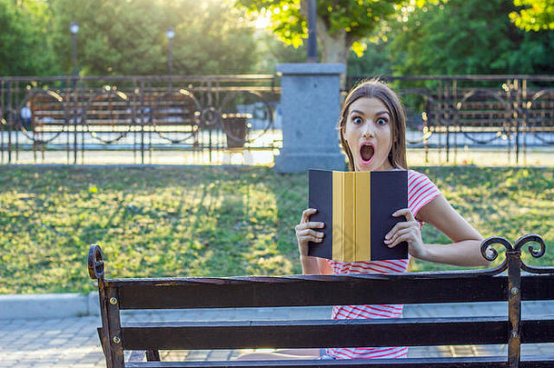 惊讶震惊了女孩书公园人类情感面部表达式