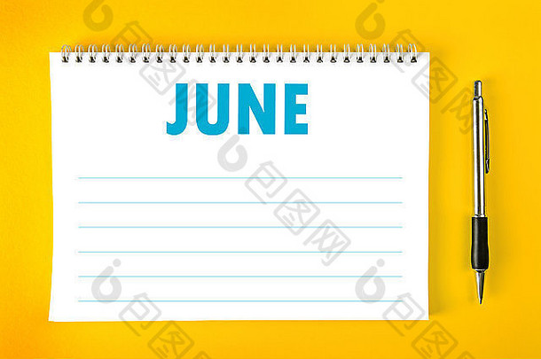 6月纸质日历空白页，螺旋装订，作为时间管理和时间表概念。