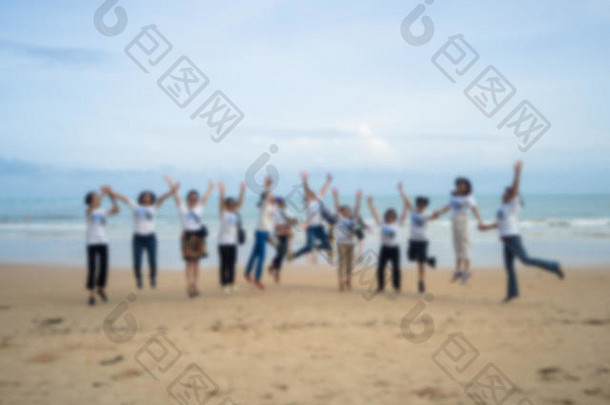 集团朋友跳海滩普吉岛泰国焦点