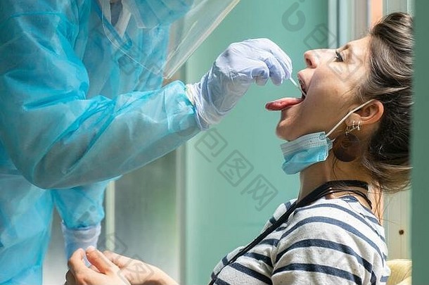 医疗保健工人保护设备执行冠状病毒拭子高加索人女孩喉咙拭子科维德