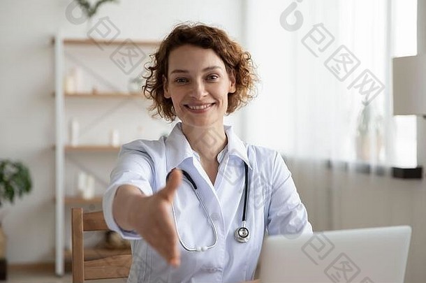 微笑的女医生伸出手握手的画像