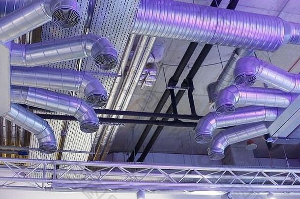 天花板下的工业通风系统管道和电气通信