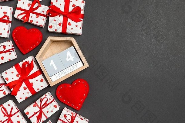 节日礼品盒、木制日历和红色纺织心形的组合，彩色背景，空白空间供您设计。F的第十四个