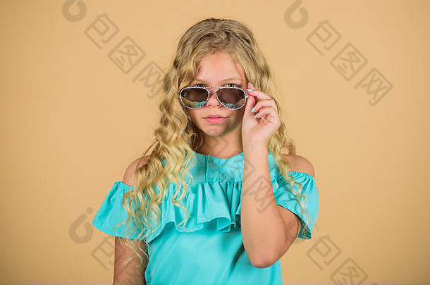 保护眼睛健康买适当的太阳镜光学商店可爱的小孩子时尚女孩女孩长卷曲的头发穿太阳镜太阳镜夏天附件夏天趋势时尚达人