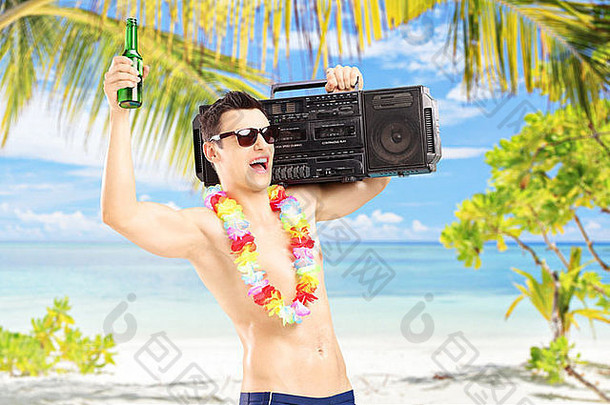 快乐的家伙啤酒立体声扬声器肩膀手势幸福海滩
