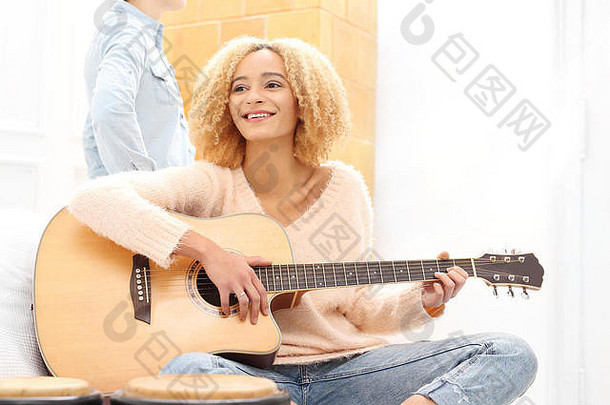 这个<strong>女孩</strong>弹吉他。演奏乐器。将乐器组合在一起制作音乐