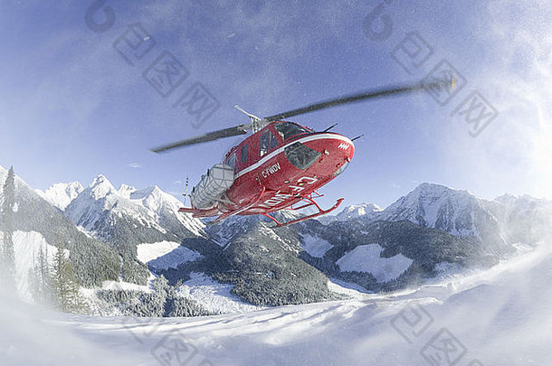 雪地里的直升机