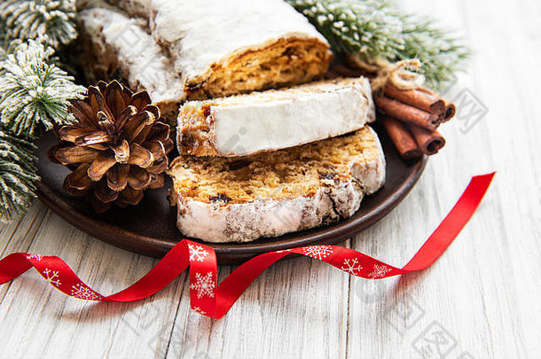 木制背景上的圣诞斯托伦。传统的圣诞节糕点甜点。斯托伦的圣诞礼物。
