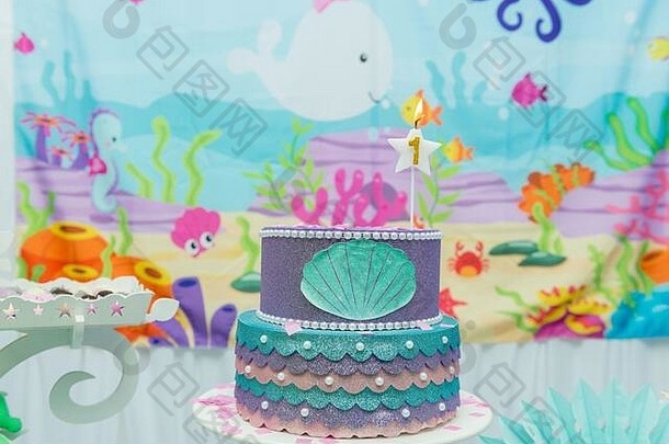 用海底主题装饰的蛋糕桌概览。有章鱼、海马、牡蛎、珊瑚和彩色气球的儿童聚会。聚会和娱乐