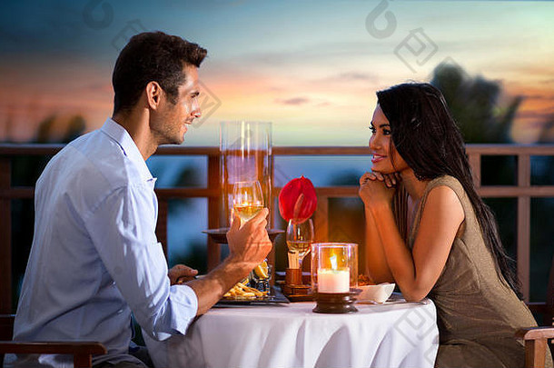 夏日之夜的幸福夫妇在户外享用浪漫晚餐