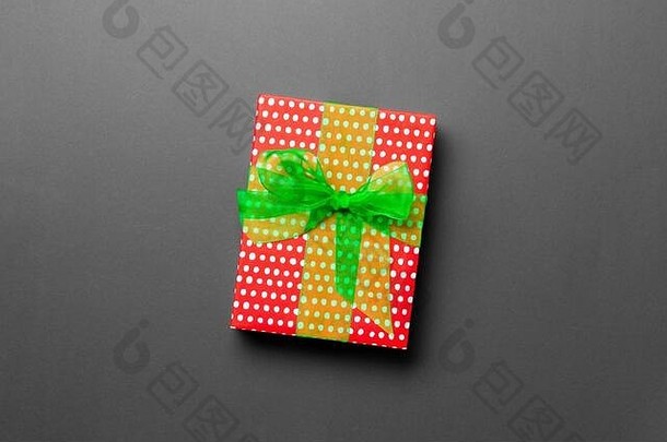 用黑底绿丝带纸包装圣诞或其他节日手工礼品。礼品盒，彩桌上的礼品装饰，