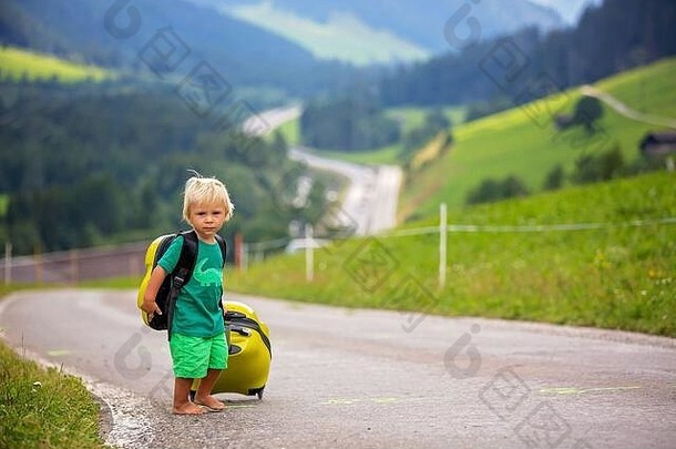 孩子们，带着背包和手提箱的男孩兄弟们，在去风景秀丽的山的路上旅行