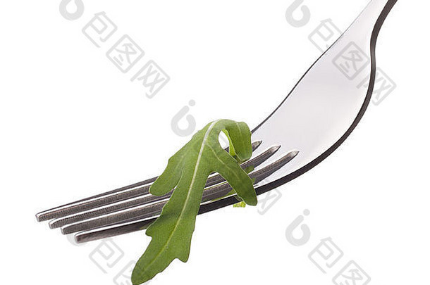 叉子上的新鲜rucola沙拉，在白色背景上分离。健康饮食观念。