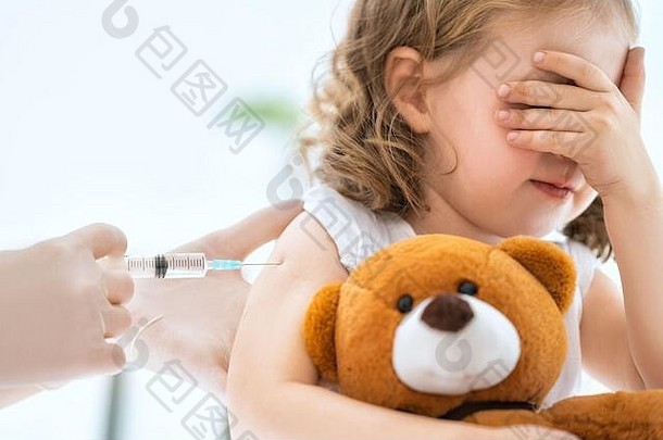 给孩子接种疫苗的医生