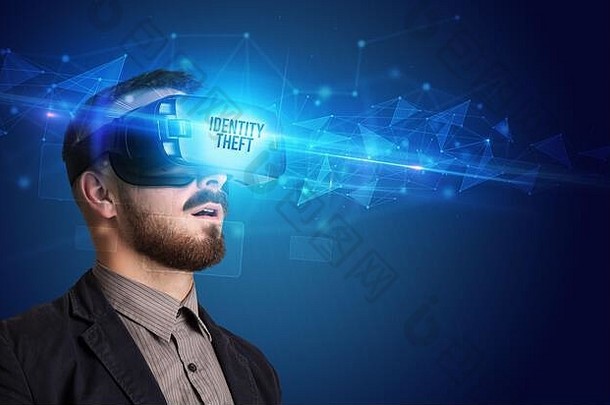 商人通过虚拟现实眼镜观看身份盗窃铭文，网络安全概念