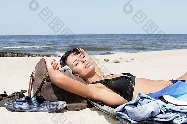 在海滩上休息的漂亮女人