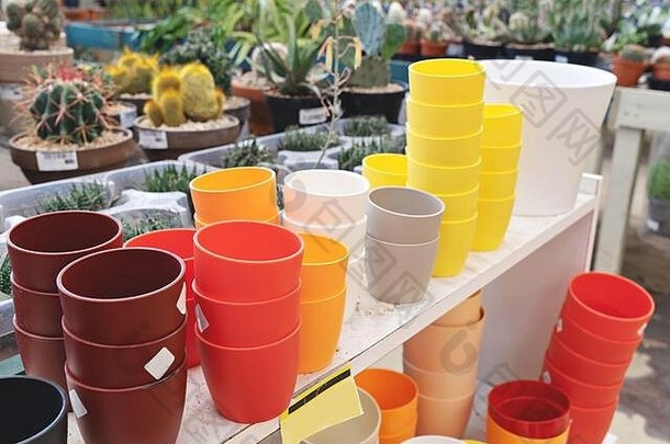 园艺店摆着五颜六色的花盆。家庭园艺概念的准备