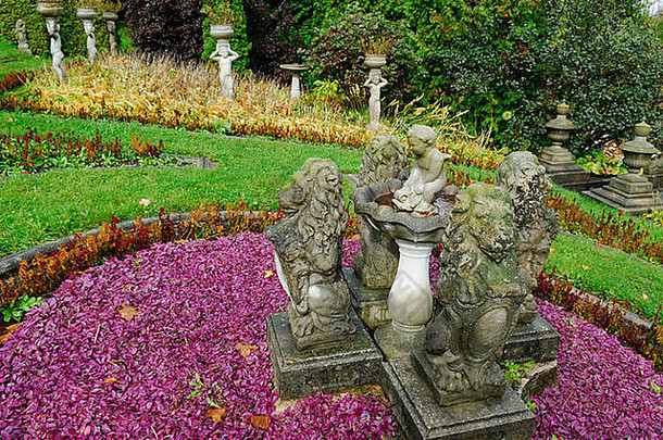褪了色的秋天花园狮子小天使雕像紫色的阿朱加安大略加拿大