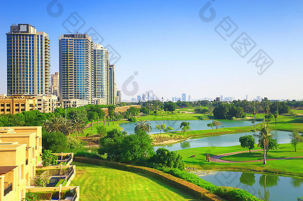 阳光明媚的迪拜豪华住宅区，设有高尔夫俱乐部。房地产主题背景。