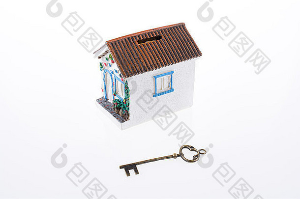 白色背景上的钥匙和房子